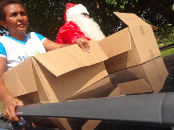 Papai Noel faz a alegria da criançada em Floriano.(Imagem:FlorianoNews)