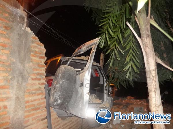Motorista derruba muro de residência e foge deixando o veículo.(Imagem:FlorianoNews)