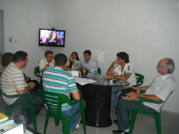 Representantes de coligações acertam regras para debate.(Imagem:FlorianoNews)