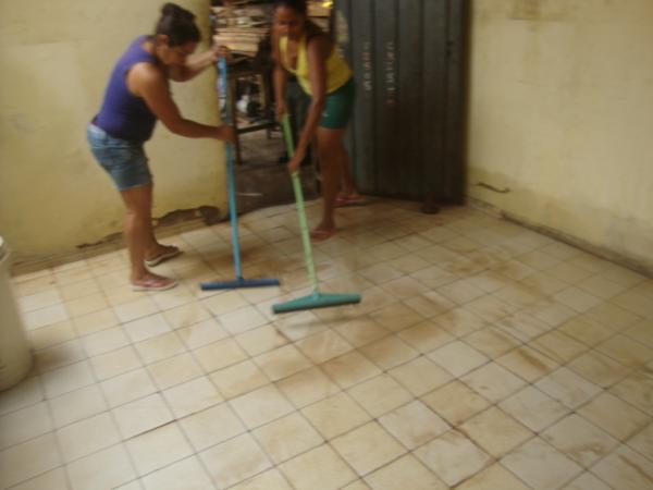 Moradores limpando as casas(Imagem:redação)