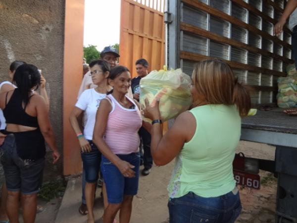 Famílias carentes são beneficiadas com cestas básicas em Floriano.(Imagem:FlorianoNews)