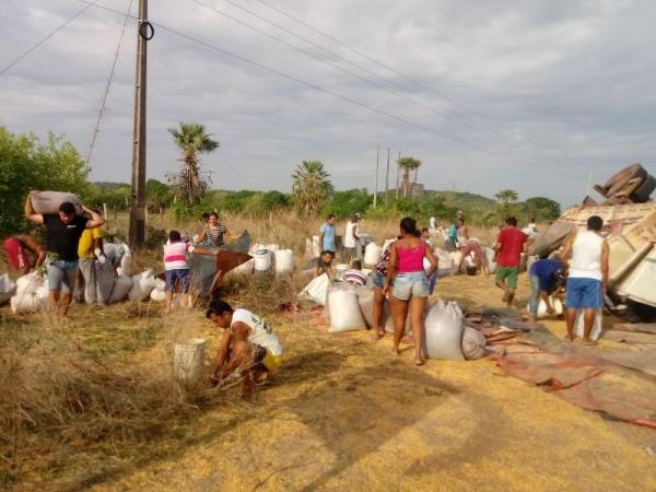 Carreta carregada de milho tomba e carga é saqueada na localidade Paracaty(Imagem:FlorianoNews)