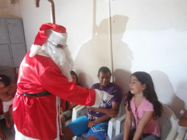 Papai Noel distribuiu presentes para crianças em Floriano.(Imagem:FlorianoNews)