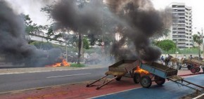 Carroças, restos de podas de árvores e pneus estão sendo incendiados e interditam a pista.(Imagem:Ananda Soares)