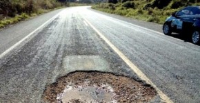 Buracos da Rodovia entre Floriano e Amarante oferecem riscos aos motoristas.(Imagem:Somos Notícia)