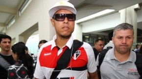   Luis Fabiano durante o desembarque do São Paulo em Congonhas.(Imagem:Vipcomm)