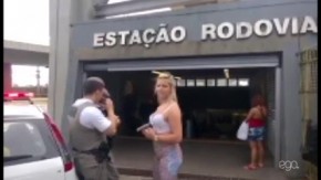 Durante o carnaval, Heliana Thiesen, de 19 anos, tentou pegar um trem em Porto Alegre usando top de renda e legging e foi impedida por funcionário.(Imagem:Ego)