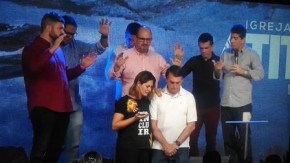 Michelle Bolsonaro e Jair Bolsonaro num culto evangélico: ela o aproximou dos fiéis.(Imagem:Reprodução/Instagram)