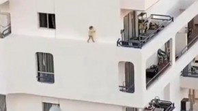 Menina é flagrada caminhando do lado de fora do 4º andar de edifício na Espanha(Imagem:Reprodução/Twitter)