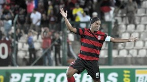 Ronaldinho vibra na Arena do Jacaré após marcar: o atacante é o artilheiro do campeonato.(Imagem: Ag. Estado)
