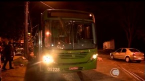 Criminosos entraram no ônibus próximo a um shopping na Zona Leste.(Imagem:G1 PI)