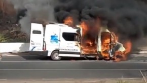 Viatura que transportava detentos pega fogo na BR 316 em Teresina.(Imagem:Divulgação)