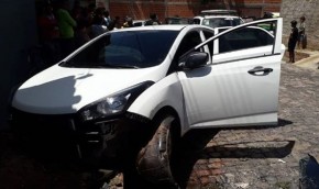 Bandidos capotam carro durante perseguição em Teresina.(Imagem:Divulgação)