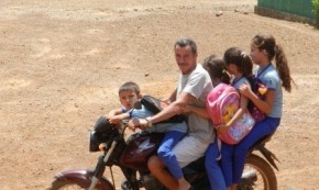 Pai levando filhos de volta pra casa - Localidade Canto da Palmeira(Imagem:Portalr10)