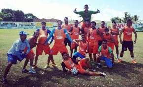 Jogadores do time vencedor do tradicional rachão no CT Petrônio Portela.(Imagem:Reprodução/Instagram)