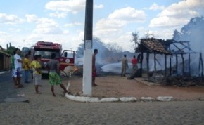 Bombeiros apagando as chamas(Imagem:fotografo amador)