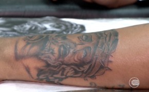 Wagner Moraes decidiu tatuar o braço para representar a sua religião.(Imagem:G1 PI)