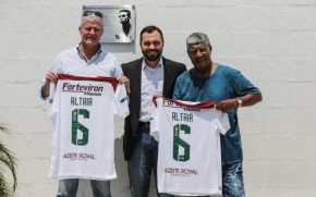 Mário Bittencourt, presidente do Flu, com Peri e Jair Marinho (à direita) em homenagem a Altair no CT tricolor(Imagem:Lucas Merçon / Fluminense)