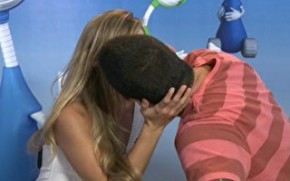 Beijo sela reencontro de Renata e Rafa.(Imagem:Reprodução)