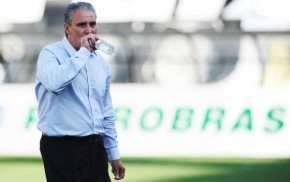 Tite vai passar a poupar titulares no Campeonato Brasileiro.(Imagem:Marcos Ribolli / Globoesporte.com)