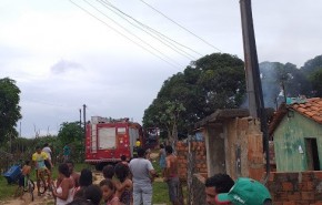 Populares incendeiam casa de suspeito de estupro em Parnaíba.(Imagem:Jornal da Parnaíba)