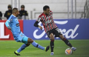 Daniel Alves em ação pelo São Paulo contra o Binacional(Imagem:Rubens Chiri / saopaulofc.net)