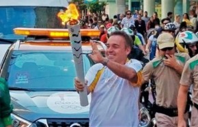 Gugu carrega tocha olímpica e faz paródia de Pintinho amarelinho.(Imagem:Noticiasaominuto)
