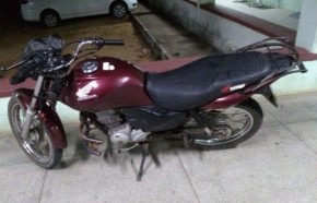 Polícia encontra moto que foi roubada em uma casa abandonada.(Imagem:Divulgação)