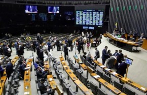 Deputados e senadores reunidos no plenário da Câmara durante a sessão no último dia 10(Imagem:Waldemir Barreto/Agência Senado)