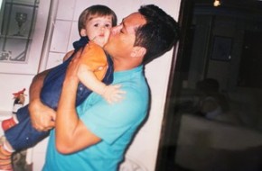 João Guilherme com o pai em porta-retrato.(Imagem:Iwi Onodera / EGO)
