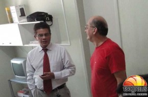 Chefe de plantão (à direita) conversa com delegado Armandinho Pinto, da CICO.(Imagem:180graus)