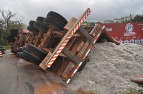 Carreta tomba com carga e derrama mercadorias no balão da BR-343, na Ladeira do Uruguai.(Imagem:Divulgação)