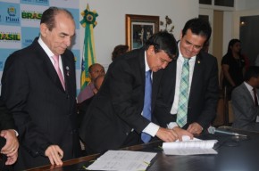 Governador e Ministro assinam convênios.(Imagem:Francisco Leal)