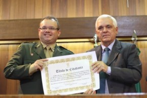 Comandante do 25º BC recebe o Título de Cidadão Piauiense.(Imagem:Alepi)