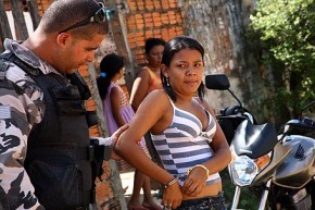 Ela foi flagrada com 58 pedras de crack, em sua casa, localizada no bairro Santa Luzia.(Imagem:Thiago Amaral/Cidadeverde.com)