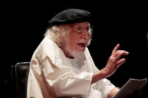 O poeta Ernesto Cardenal durante a celebração de seu aniversário de 90 anos, em janeiro de 2015. Cardenal morreu neste domingo (1), aos 95 anos.(Imagem:REUTERS/Oswaldo Rivas/File)