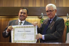 Valmir Falcão recebe titulo de cidadão piauiense(Imagem:Alepi)