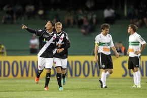 Romário e Marlone comemoram primeiro gol do Vasco.(Imagem:Gazeta do Povo)