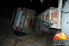 Caminhão desgovernado passa por cima de Fiat Uno em Simplício Mendes.(Imagem:180graus)