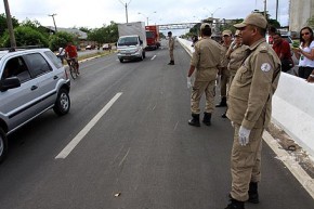 IML e Corpo de Bombeiros estão no local. Idoso de 81 anos foi colhido por uma moto e motoqueiro atropelado por carreta.(Imagem:Thiago Amaral/Cidadeverde.com)