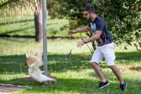 Cristiano Araújo em momento descontraído, correndo atrás de um ganso.(Imagem:Flaney Gonzallez/Divulgação)