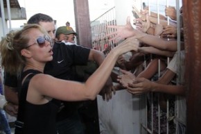 Joelma na delegacia, quando fez denúncia contra Chimbinha(Imagem:EGO)