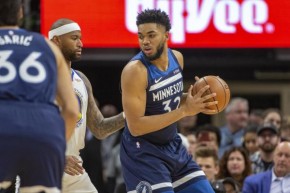 Karl-Anthony Towns no jogo entre Minnesota Timberwolves e Golden State Warriors(Imagem:Jesse Johnson-USA TODAY Sports)