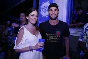 udu Azevedo e a namorada, Fernanda Mader, exibem aliança.(Imagem:MSN)