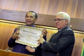 Alepi entrega título de cidadania ao poeta Salgado Maranhão.(Imagem:Alepi)