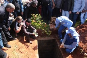 João Reis na beira do túmulo do filho, Cristiano Araújo.(Imagem:Ruber Couto / EGO)