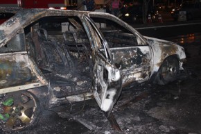 Veículo pegou fogo em frente ao McDonalds da avenida Dom Severino, no Bairro de Fátima. Carro ficou destruído.(Imagem:Divulgação)