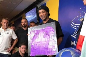 Com samba, Ronaldinho põe pés na calçada da fama do Maracanã.(Imagem:Divulgação)