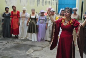 Internas da Penitenciária Feminina fazem apresentação teatral com a professora Sandra Loiola.(Imagem:Ascom Sejus)