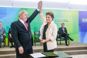 A presidenta Dilma Rousseff dá posse ao ex-presidente Luiz Inácio Lula da Silva como ministro-chefe da Casa Civil.(Imagem:Agência Brasil)